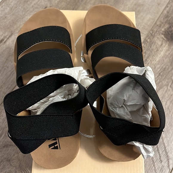 BNIB Black Sandals - Picture 4 of 5